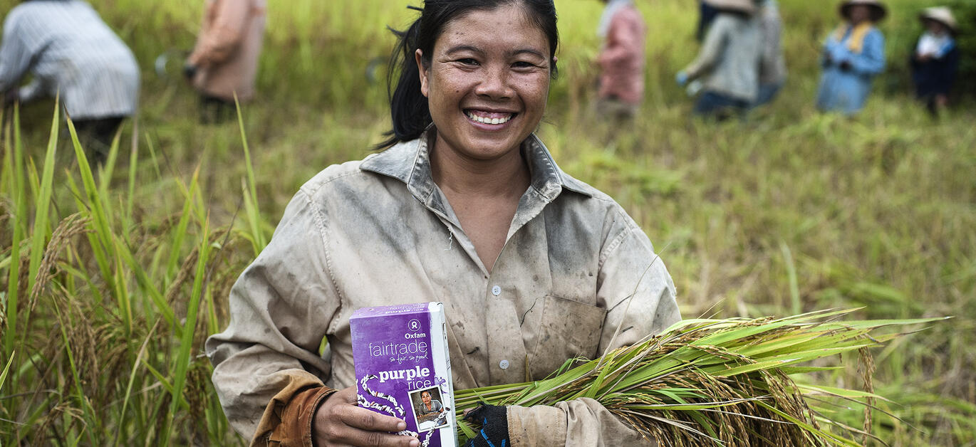 Partner met rijst als grondstof en als afgewerkt product in de armen.