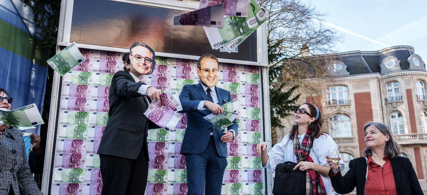 Premier en vicepremier die geld strooien naar miljardairs