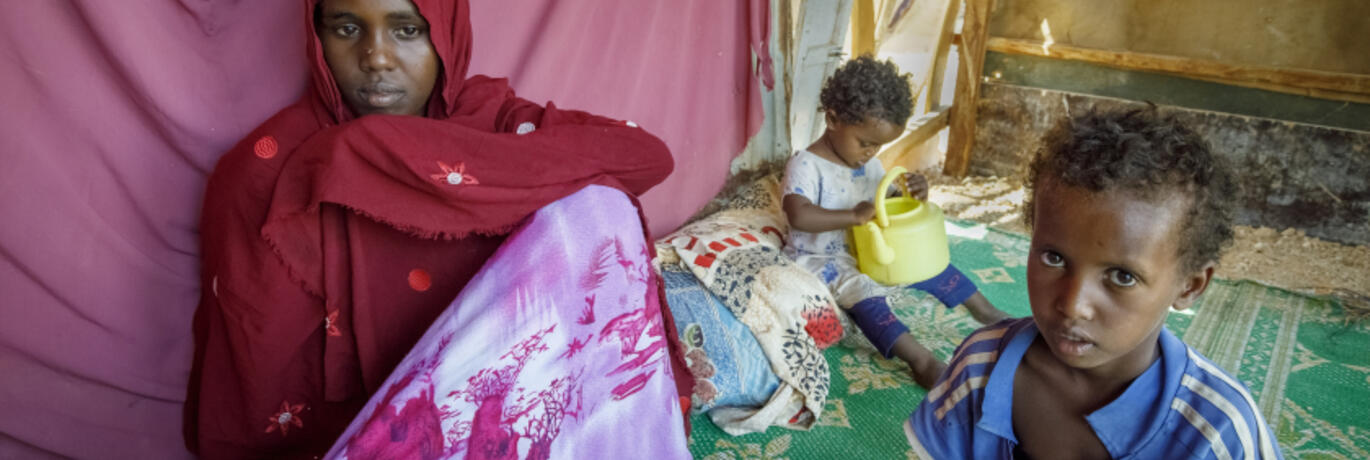 Une mère et ses deux enfants en Somalie