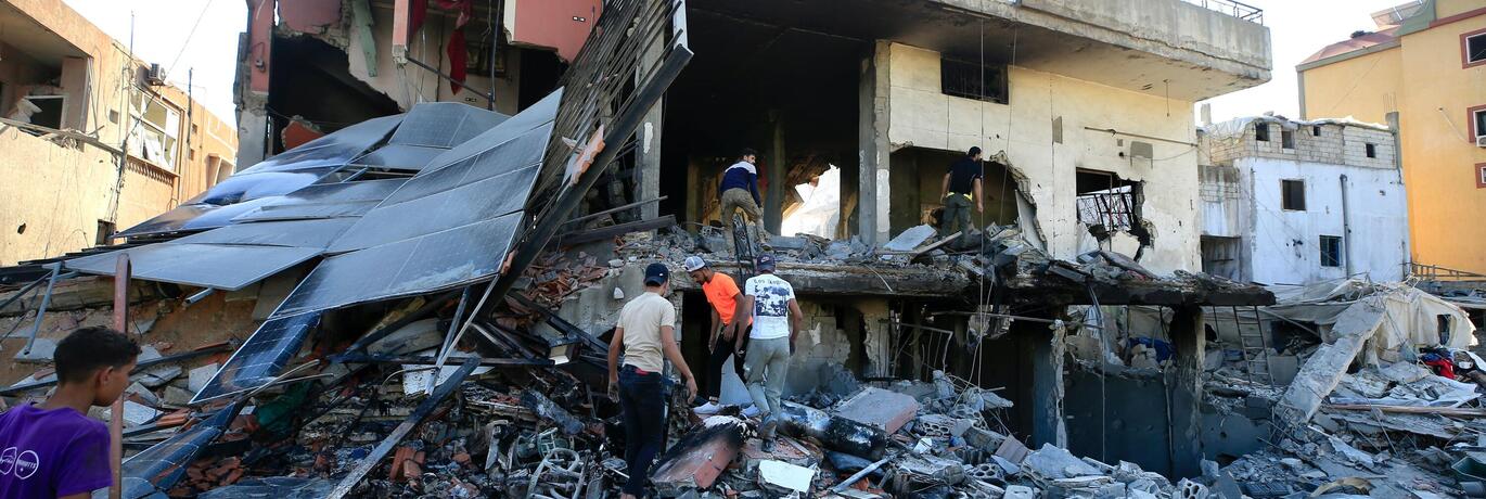 Des civils libanais devant leur habitation endommagée par les frappes israéliennes sur le Sud-Liban le 23 septembre, dans le village d'Al Aqbieh près de Sidon, Sud-Liban.