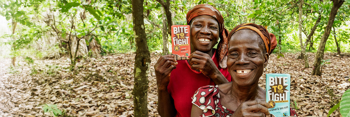 Cacaotelers in Ivoorkust met Bite to Fight fairtradechocolade.