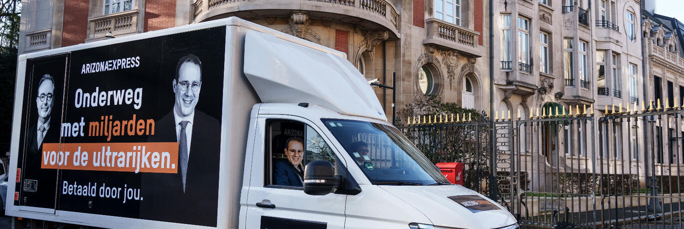 Een vrachtwagen van Oxfam staat op het Miljardairsplein