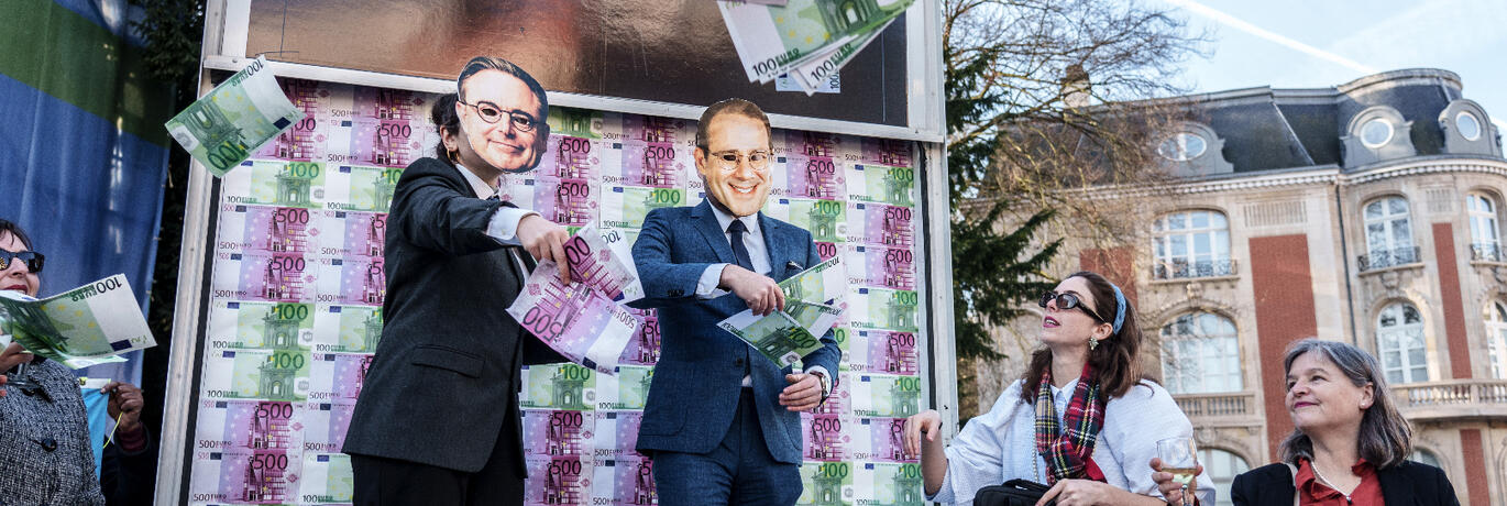 Premier en vicepremier die geld strooien naar miljardairs