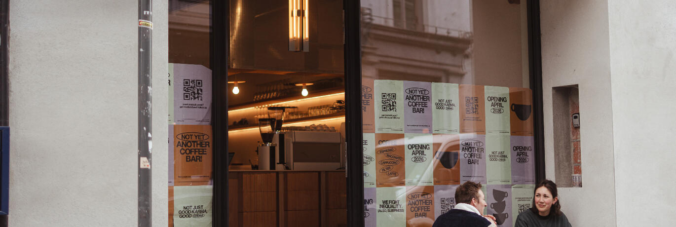 Twee jongeren zitten voor de nieuwe koffiebar Roar in Gent