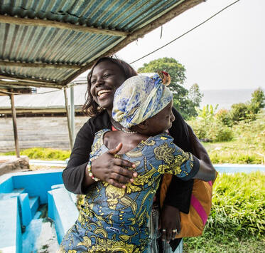 Rebuild Women's Hope oprichtster Marcelline Budza omhelst een andere vrouw.
