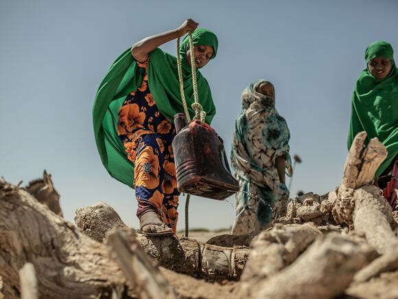 Ici, des jeunes filles somaliennes recueillent de l’eau dans un puits du village de Docoloha, au Somaliland. Photo : PabloTosco/Oxfam
