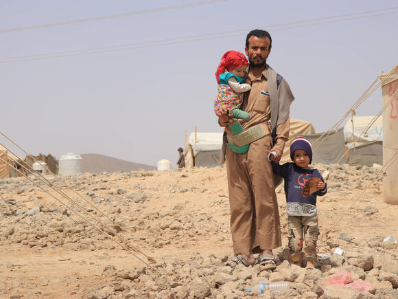 Papa met kinderen in Jemen