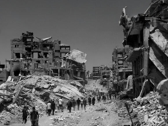 Zwart wit beeld van verwoest Gaza