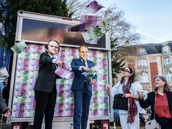 Premier en vicepremier die geld strooien naar miljardairs