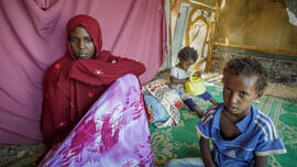 Une mère et ses deux enfants en Somalie