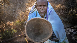 Honger in de Hoorn van Afrika - oude man toont lege oogstmand