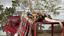 Chibi Ichigo hangt over een tafel, gekleed in de Oxfam Infinity collectie