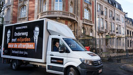 Een vrachtwagen van Oxfam staat op het Miljardairsplein