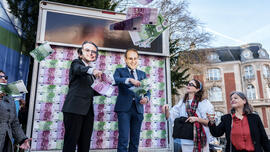 Premier en vicepremier die geld strooien naar miljardairs