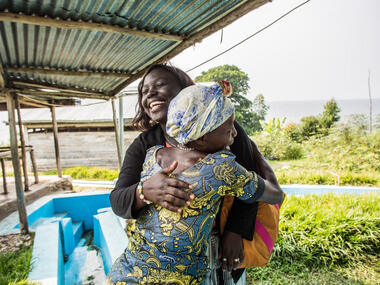 Rebuild Women's Hope oprichtster Marcelline Budza omhelst een andere vrouw.