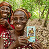 Cacaotelers in Ivoorkust met Bite to Fight fairtradechocolade.