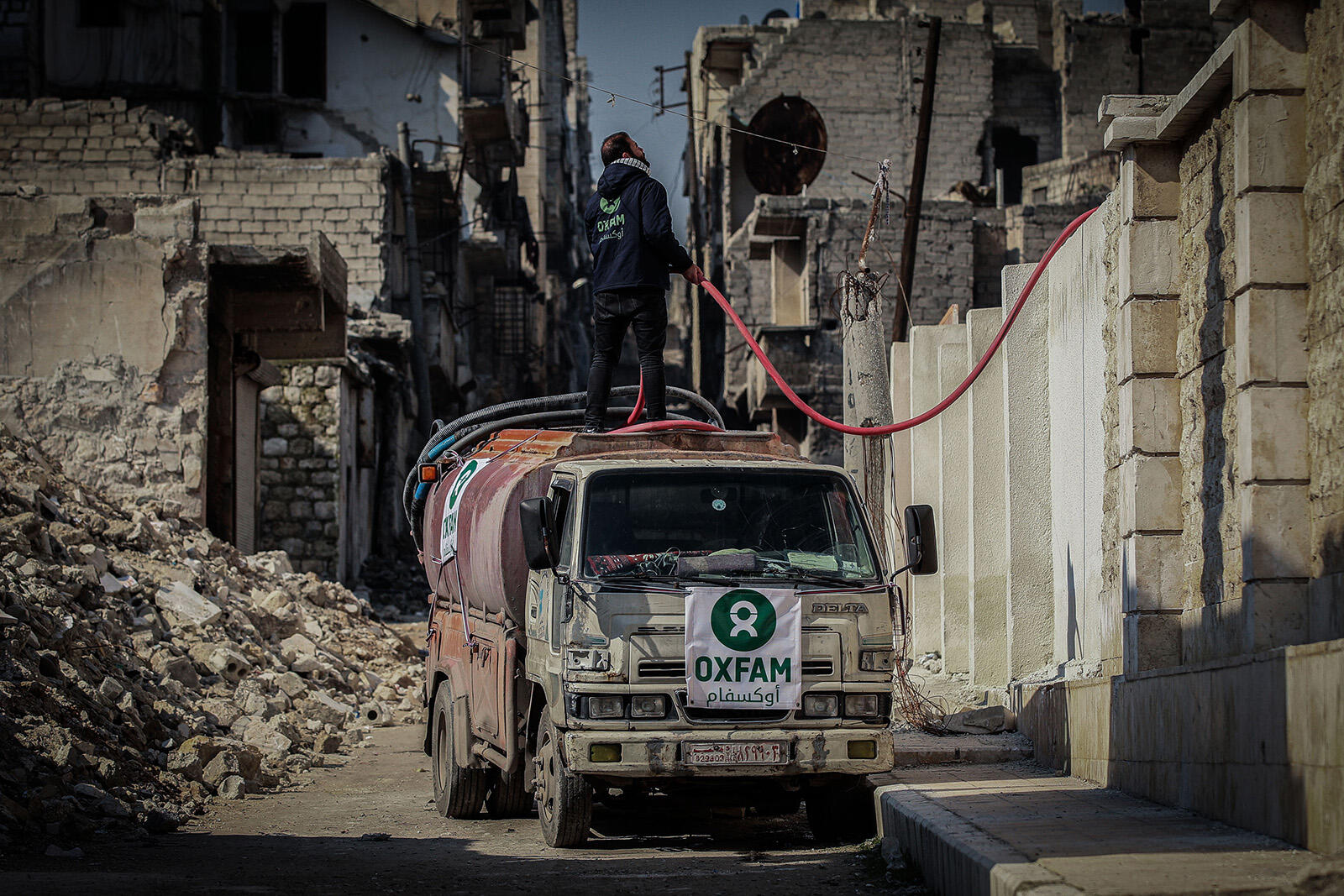 watertruck delivering water in shelters in Aleppo