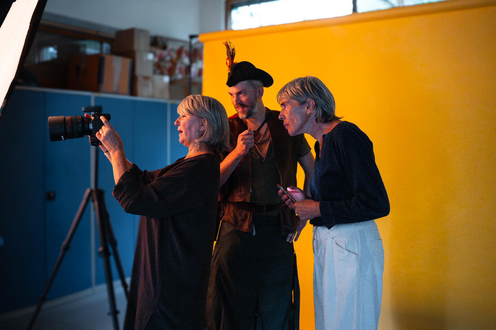 Photoshoot van Jonas Geirnaert met fotografe Lieve Blancquaert en styliste Marij De Brabandere voor Oxfams eindejaarscampagne 2024.